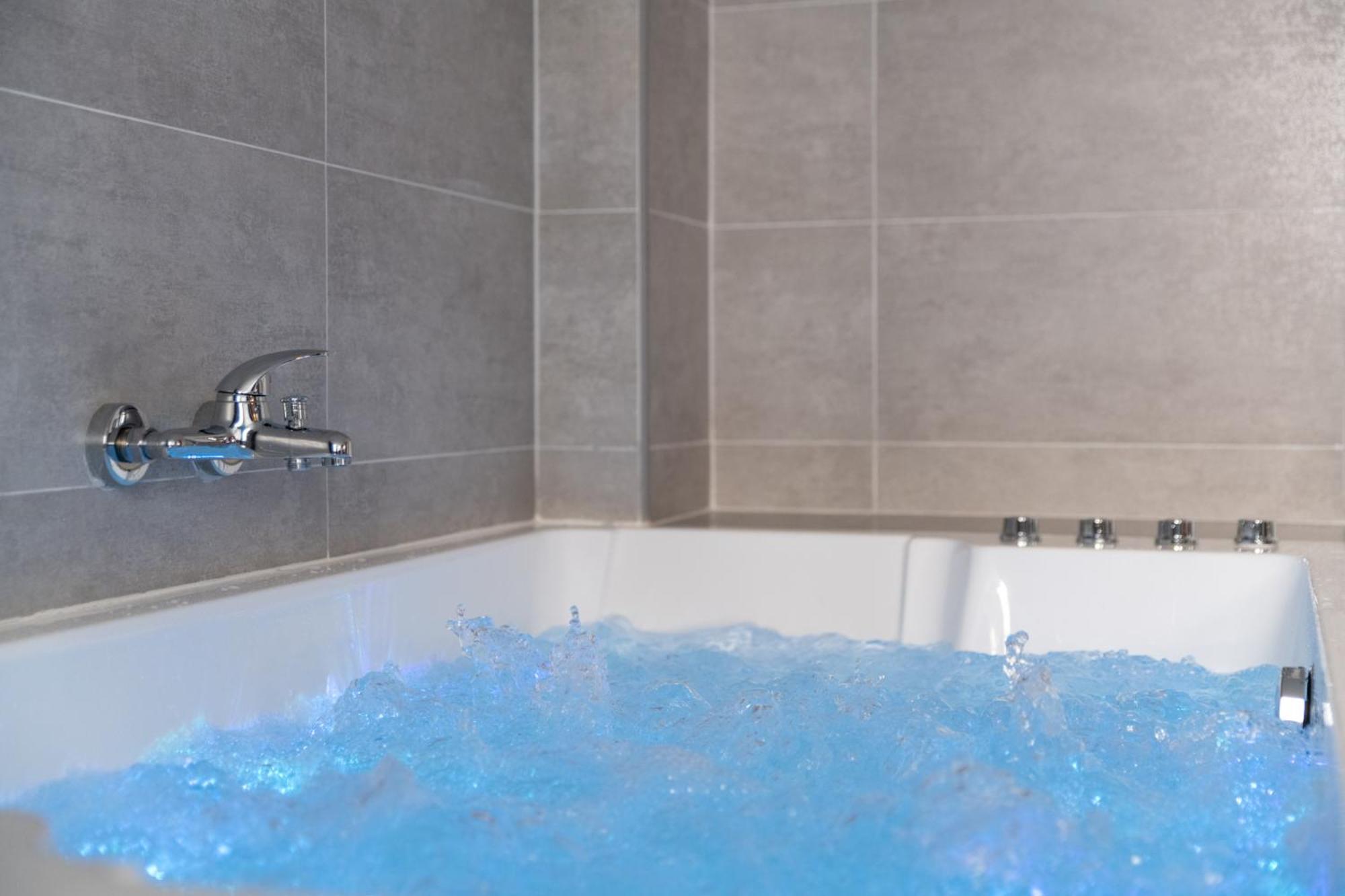 Le Lovely Cosy Jacuzzi Centre-ville Wifi Apartment